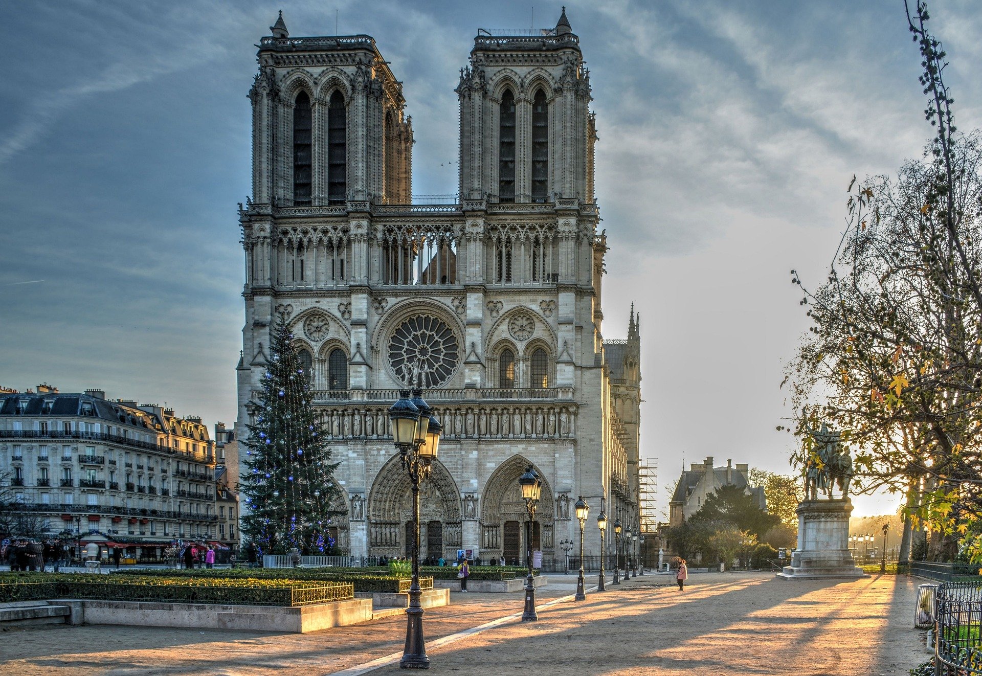 visiting paris during the winter notre dame decorations